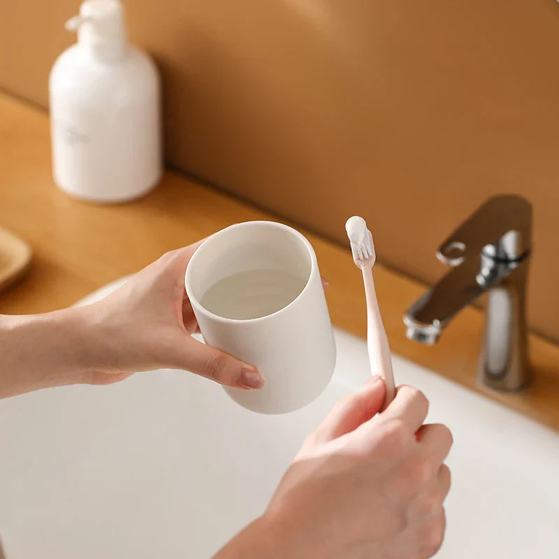 Plastic Simple Mouthwash Cup With Hook Wall-Mounted Toothbrush Cup for Bathroom Toothbrush Cup with Toothbrush Storage