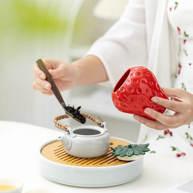 Strawberry shaped ceramic jar food storage jar tea jar sealed tea coffee jar spice nut snack sugar salt storage jar